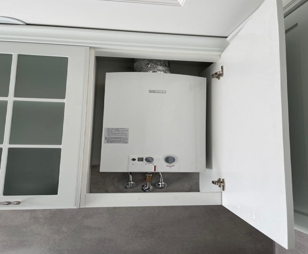 Колонка Bosch в открытой мебельной нише
