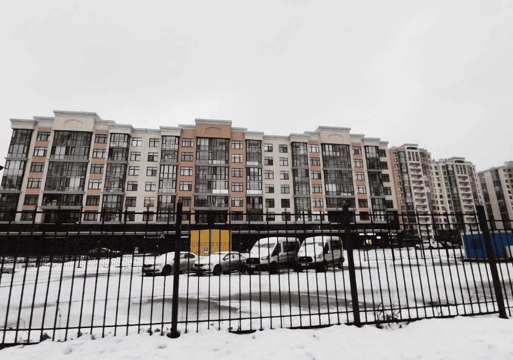 Корпуса жилого комплекса за ограждением