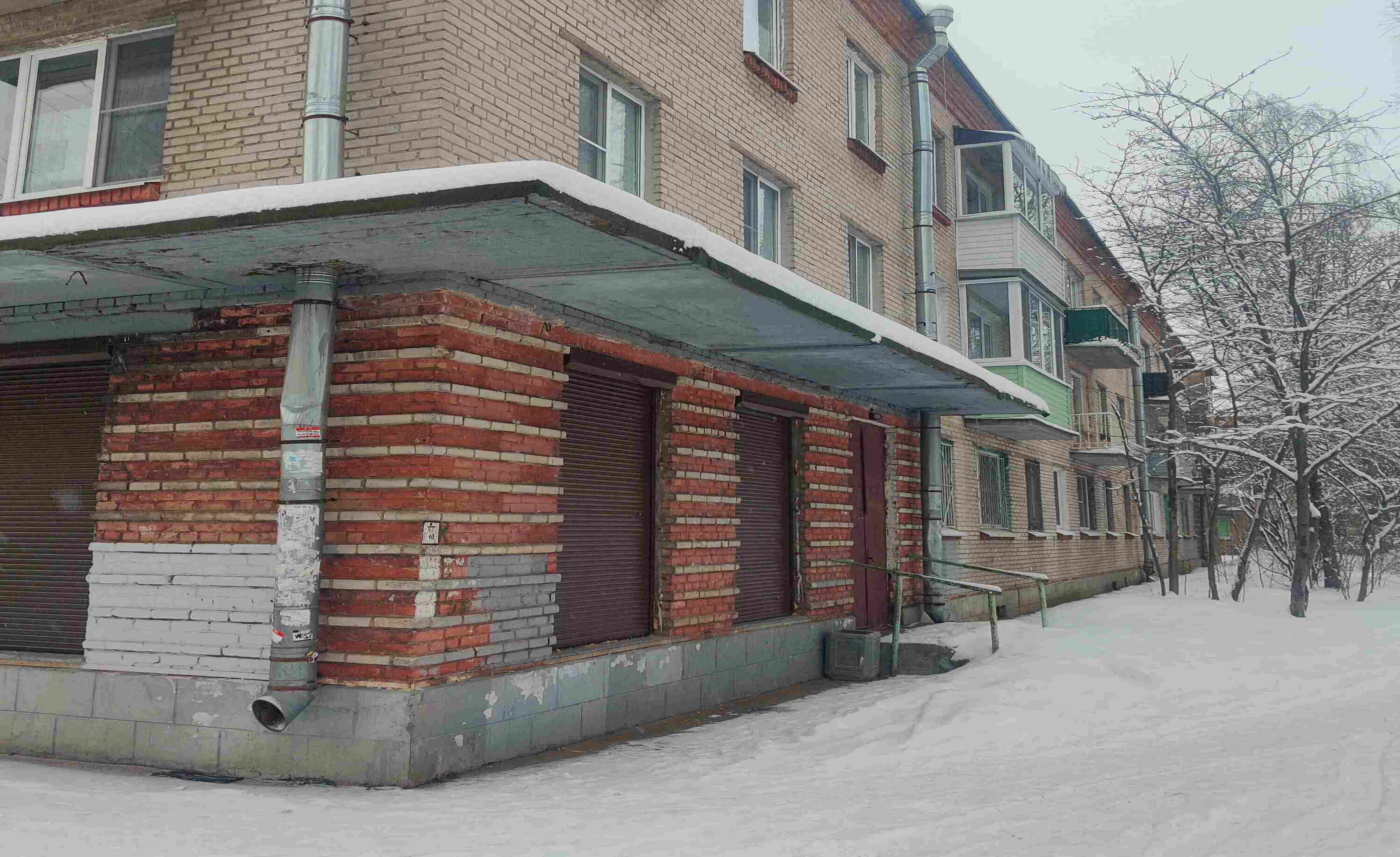 Угловое нежилое помещение с рольставнями