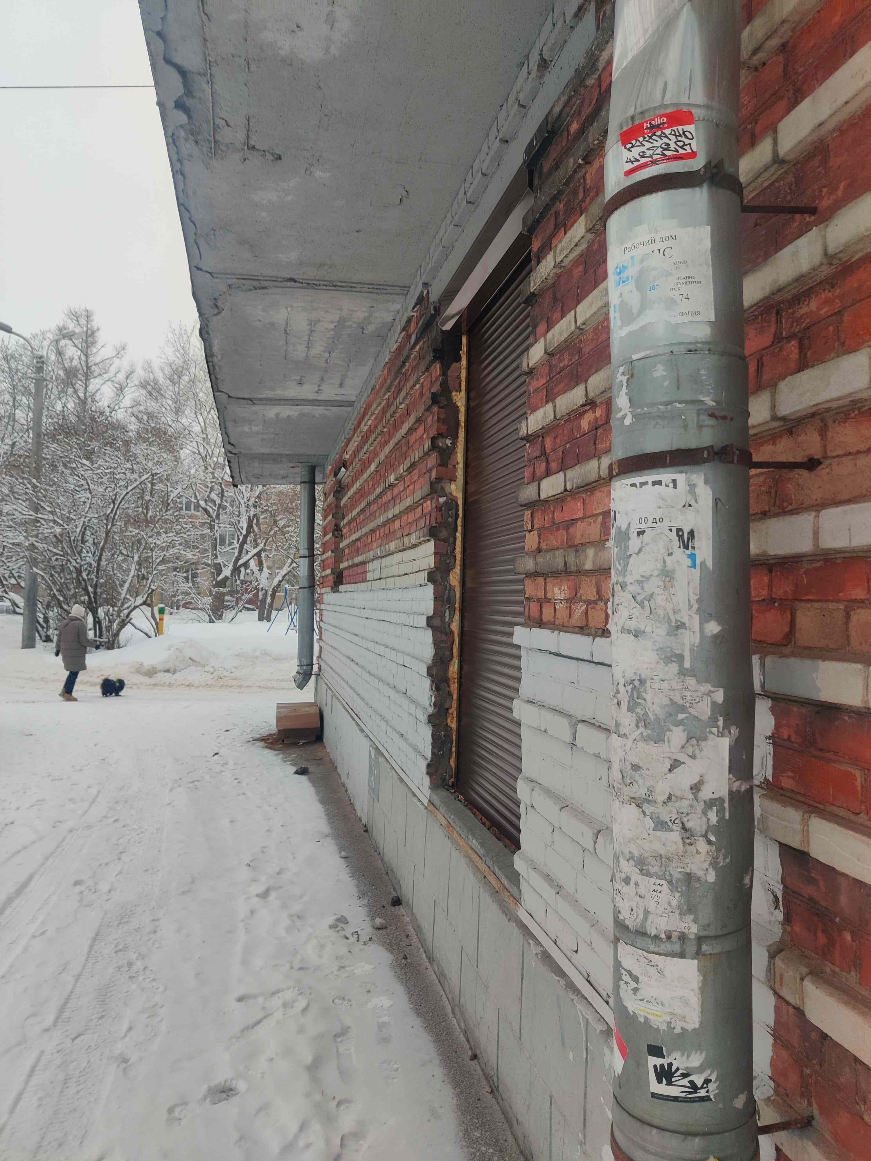 Короба и направляющие рольставней вдоль кирпичной стены