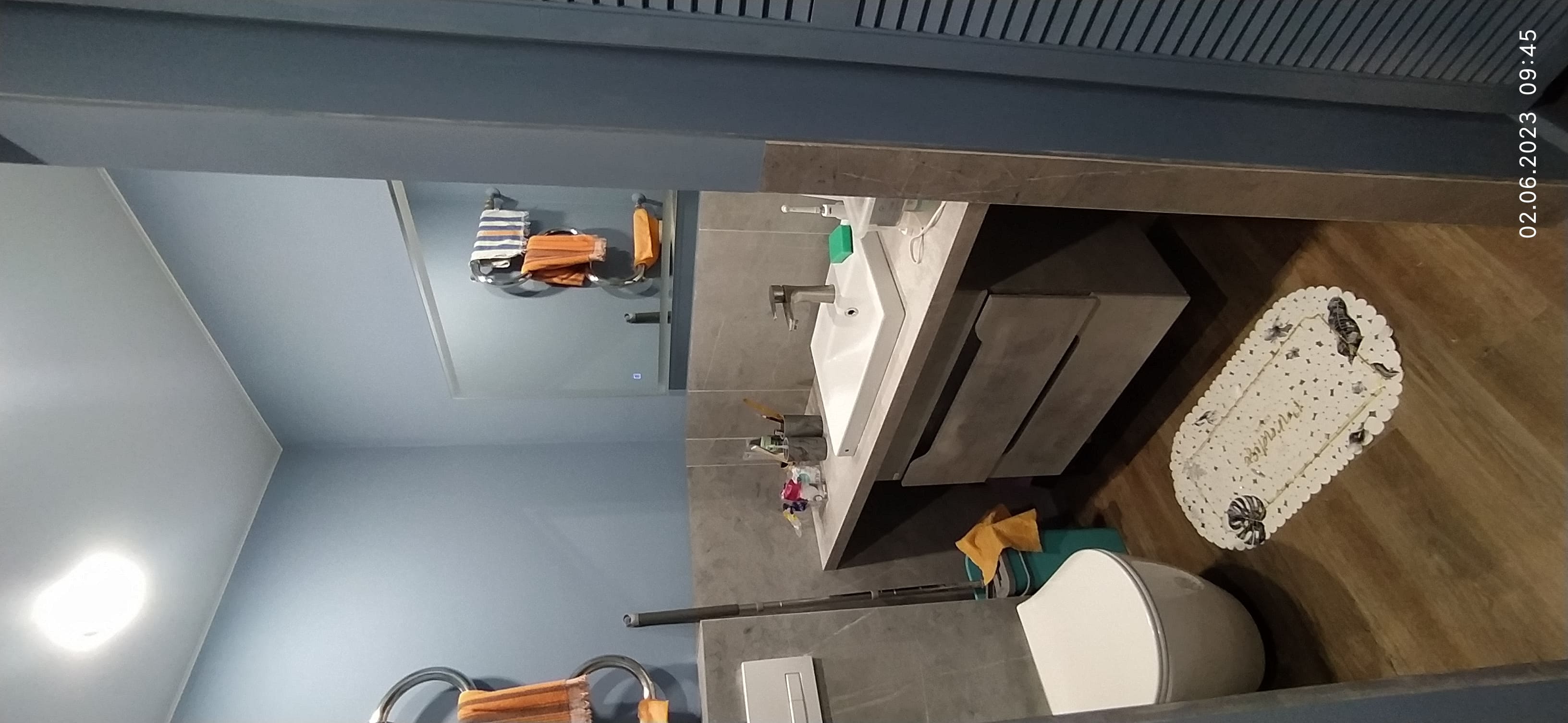 Унитаз и раковина в санузле 3,5 м²