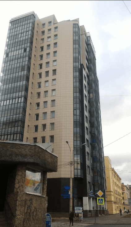 Фасад дома в пасмурную погоду