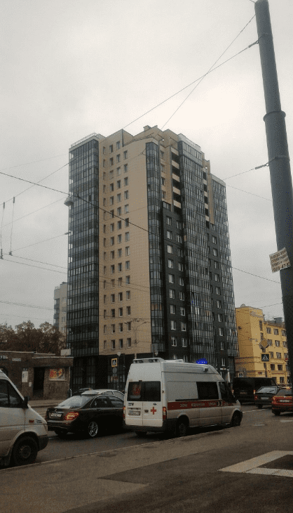 Уличный вид высотной части дома