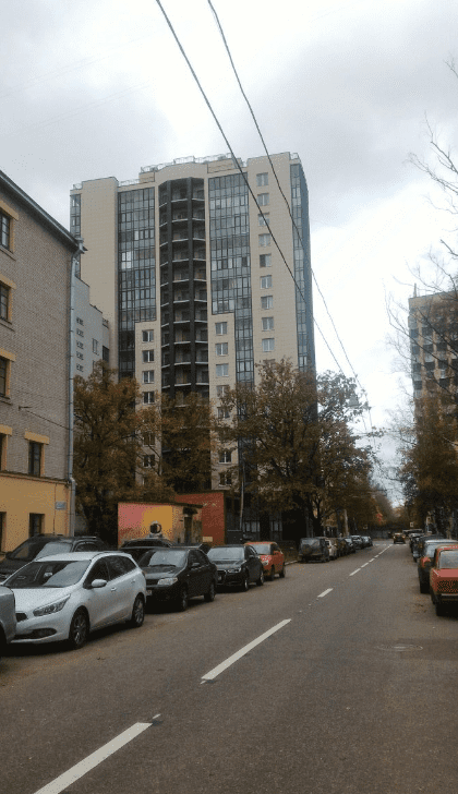 Вид дома со стороны внутриквартального проезда