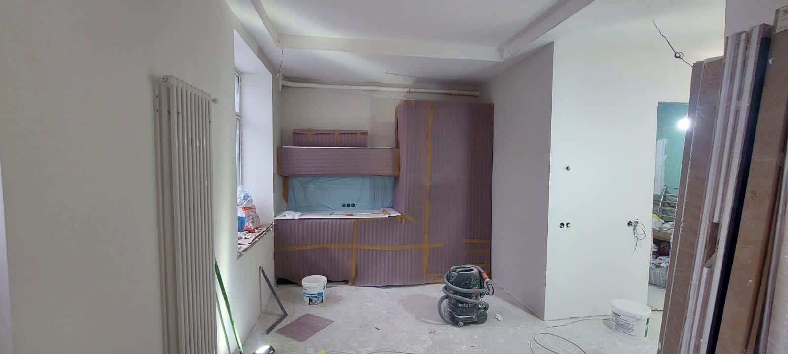 Проход из кухни-столовой в прихожую