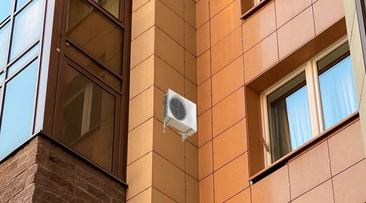 Общий вид дворового фасада после монтажа кондиционера