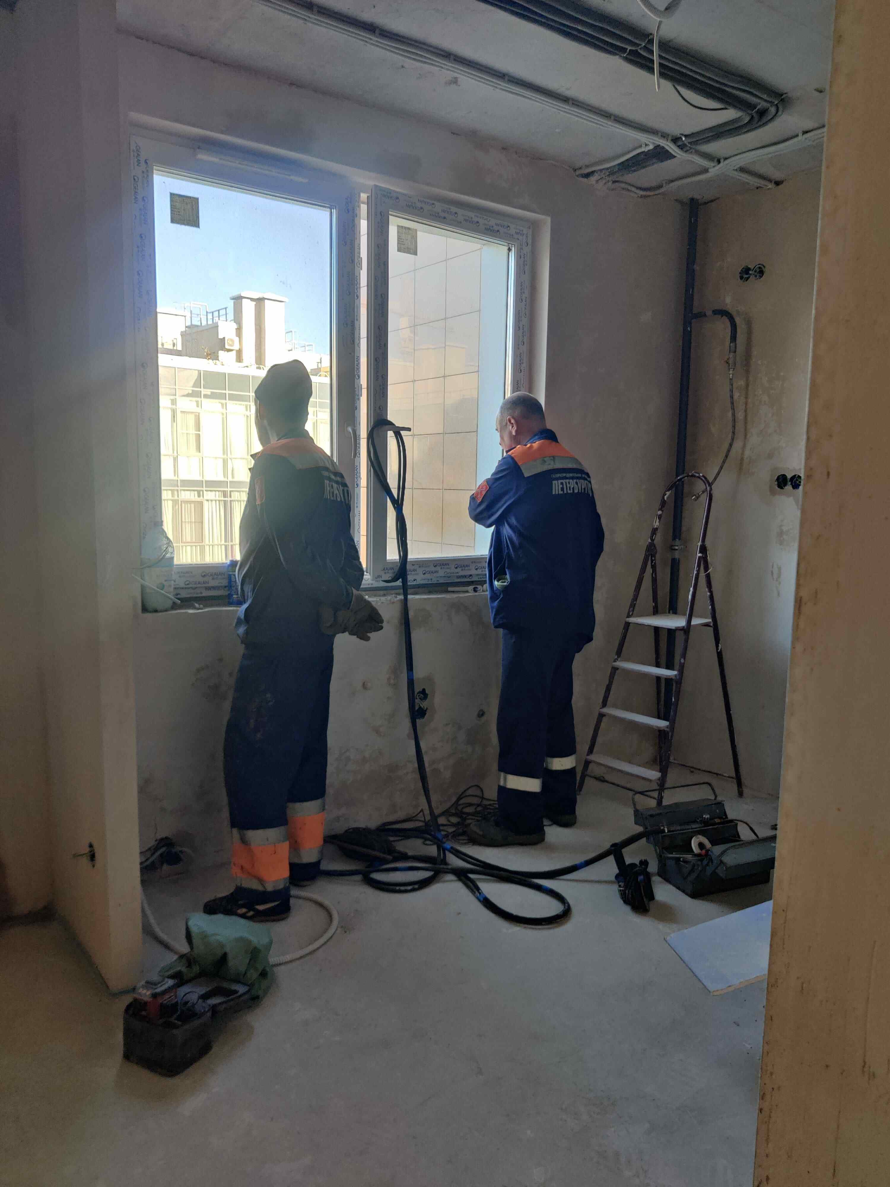 Сотрудники ПетербургГаза выполняют отключение в квартире