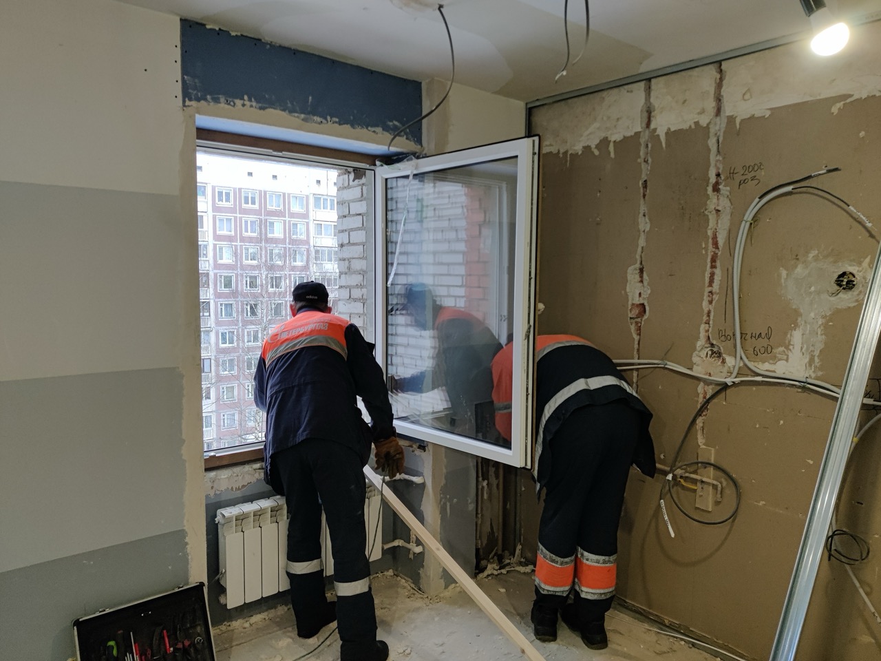 Специалисты газовой службы готовят место демонтажа