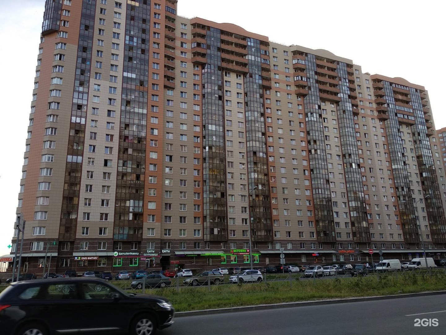 Протяжённый фасад жилого комплекса