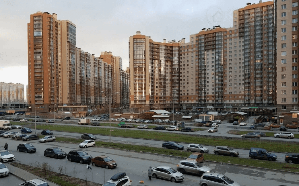 Дом и движение по Шуваловскому проспекту