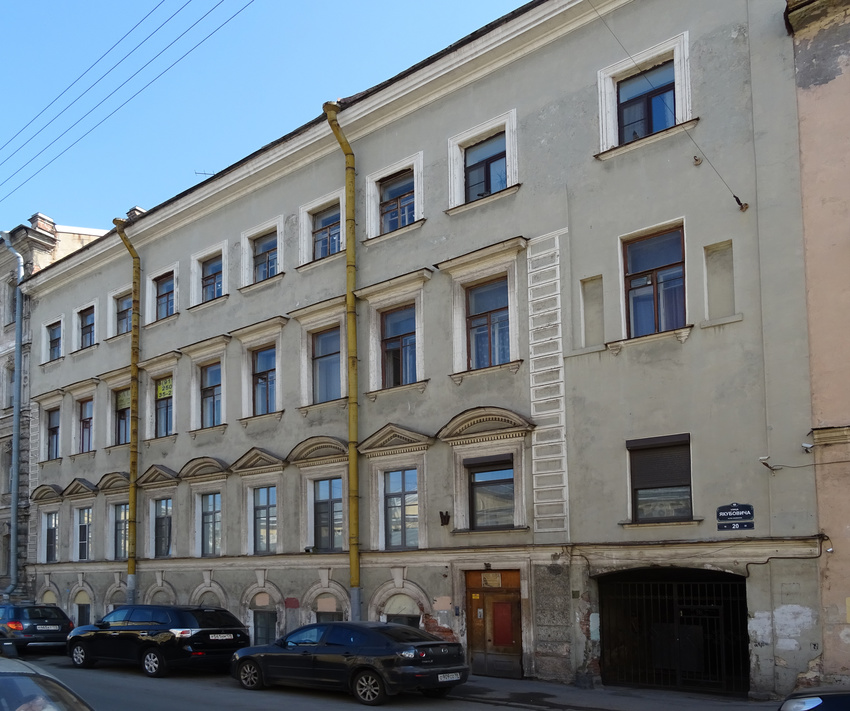 Фасад дома со стороны улицы Якубовича