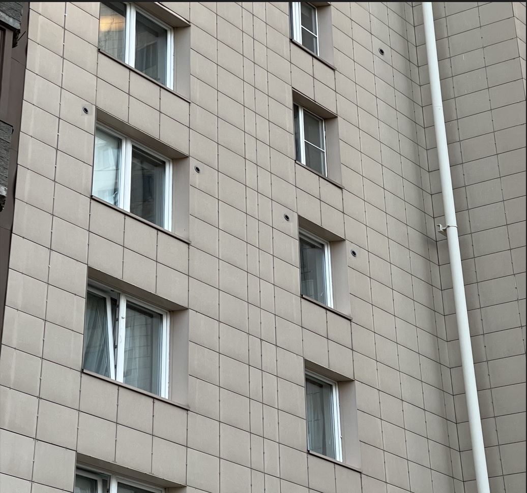 Две решётки на готовом фасаде