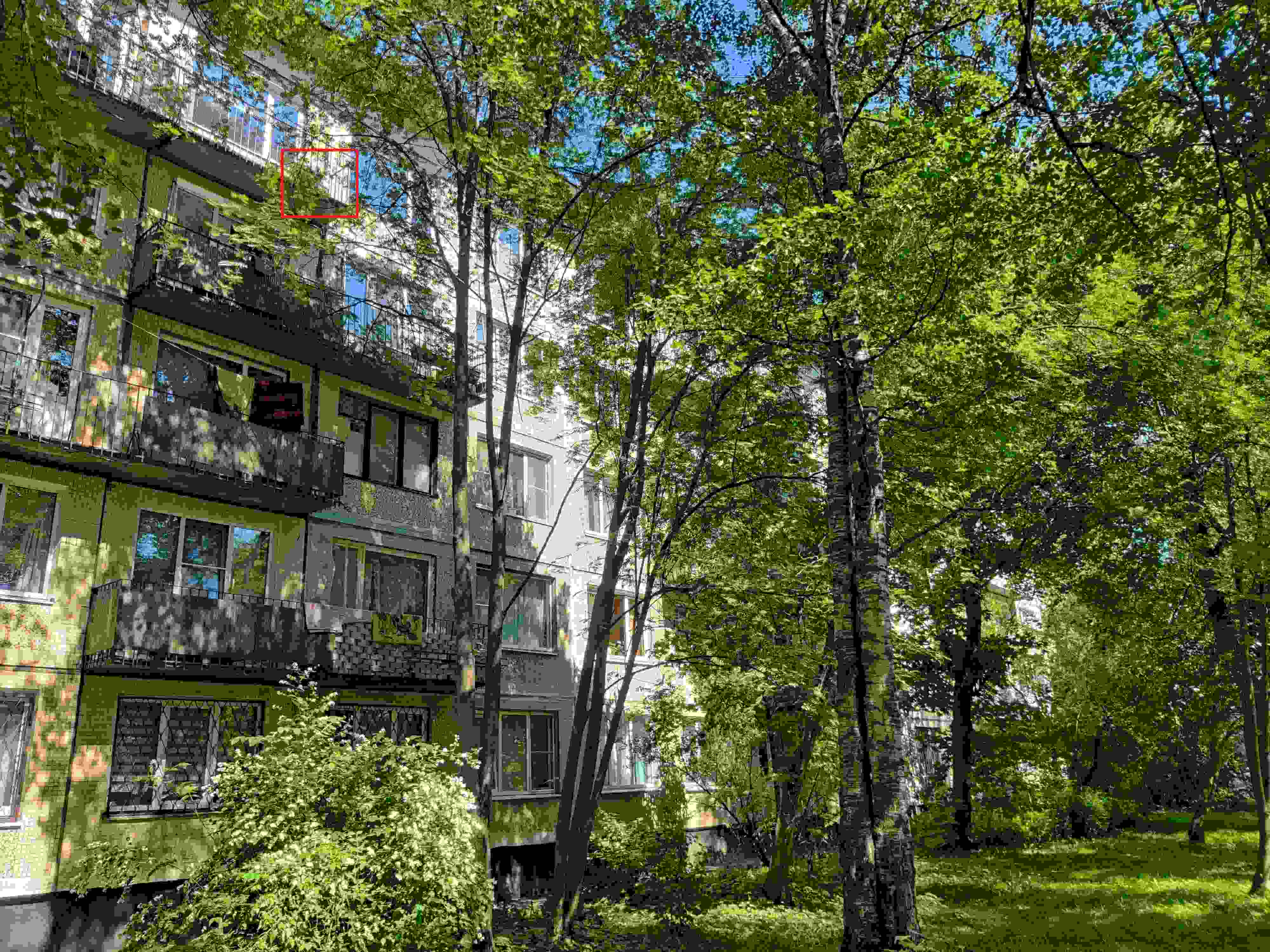 Балкон пятого этажа отмечен на фото красной рамкой