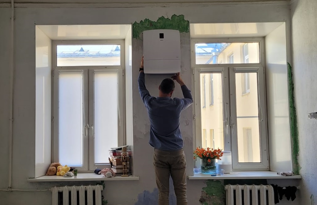 Монтаж внутренних блоков приточной вентиляции над окнами квартиры