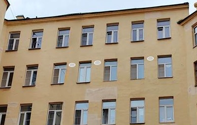 Три решётки между окнами пятого этажа