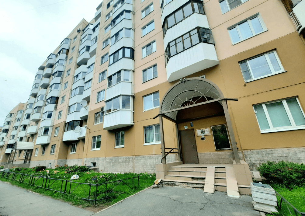 Входная группа многоквартирного дома