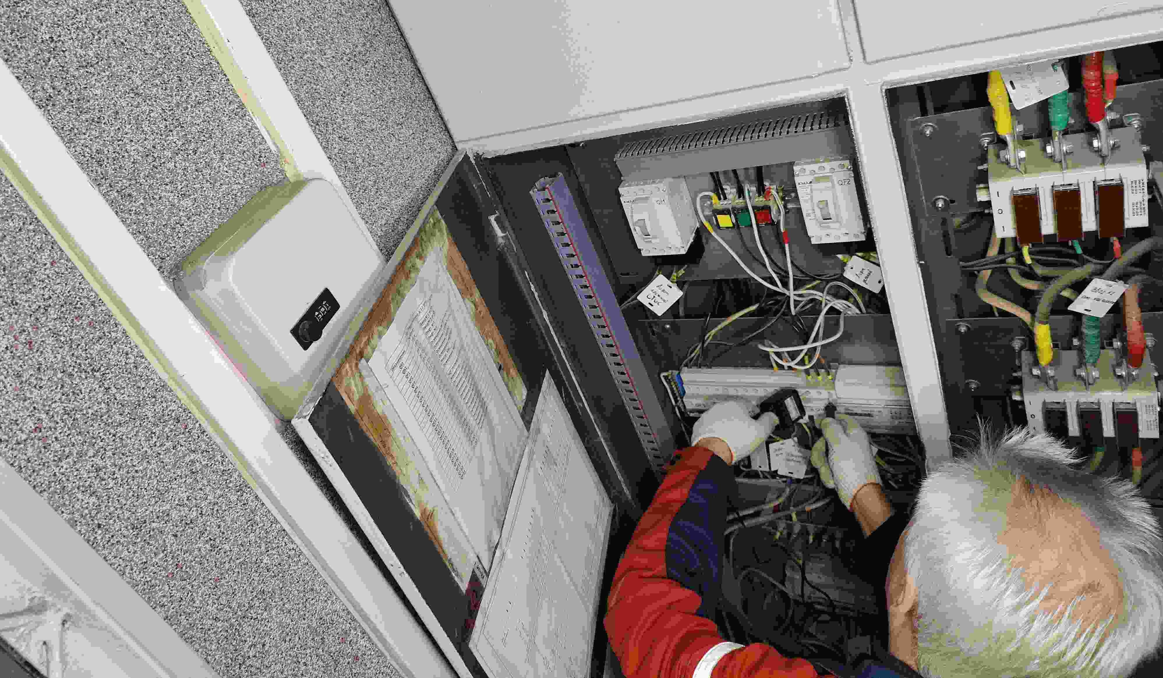 Работа специалиста в главном распределительном щите дома