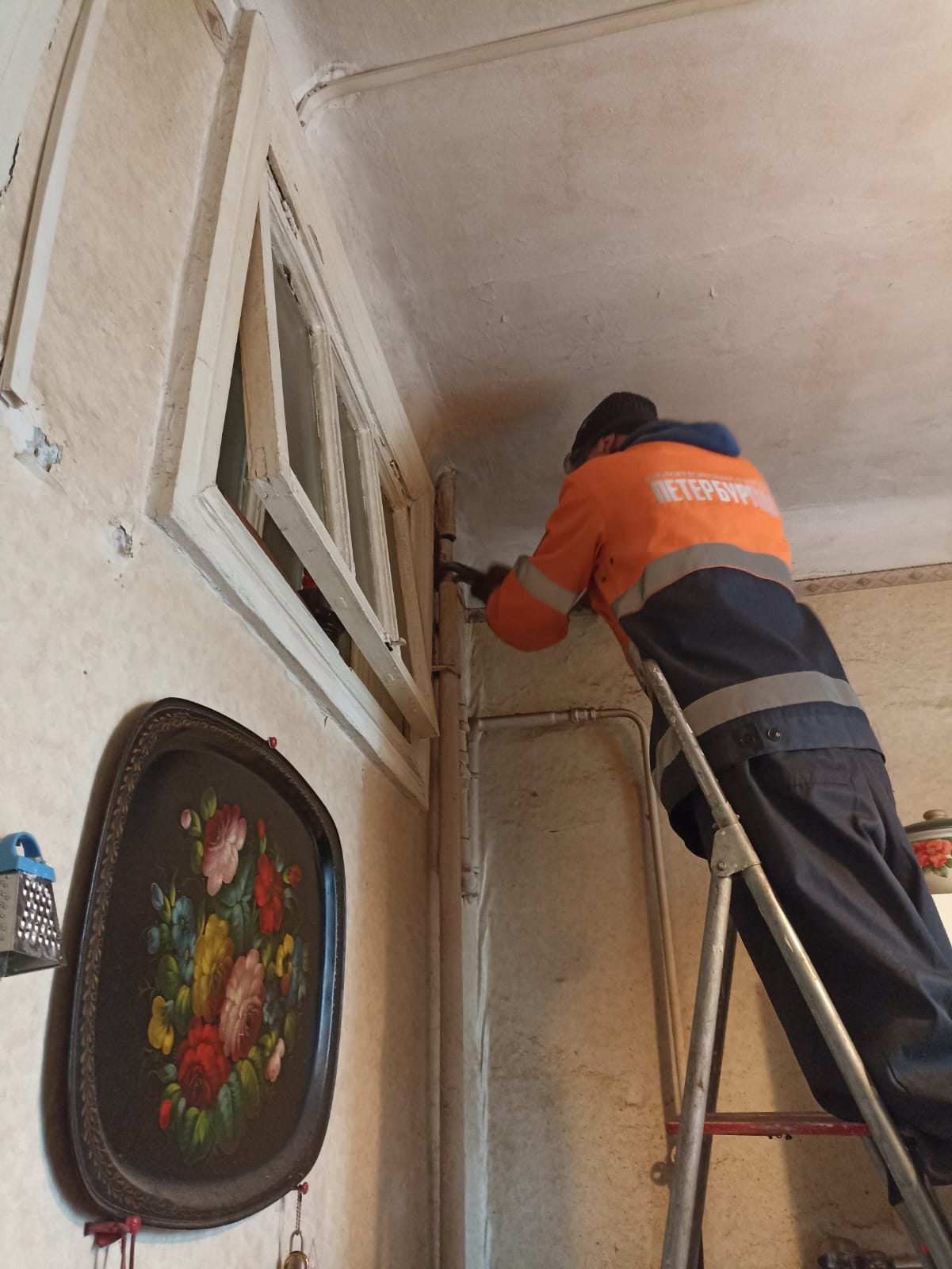 Работа с газовой трубой с лестницы в зоне будущей кухни-столовой