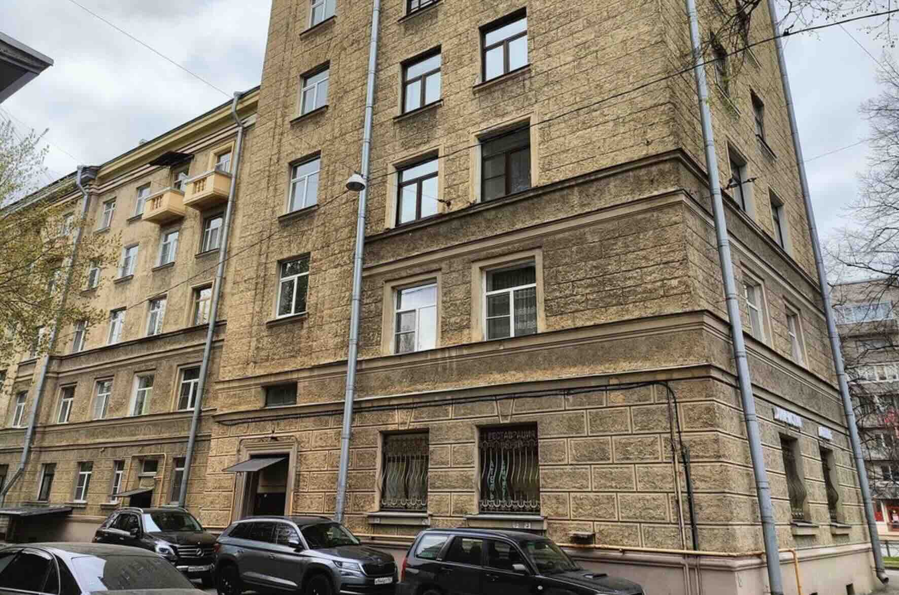 Дворовый фасад дома с горизонтальными архитектурными поясами