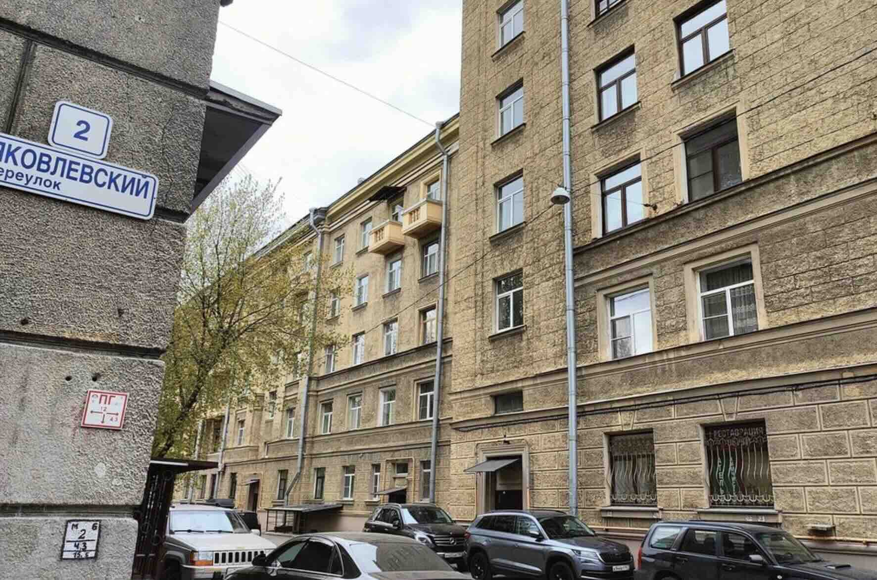 Вход во двор со стороны Яковлевского переулка