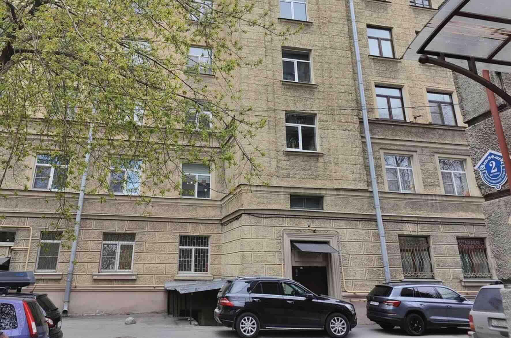 Свободная глухая стена у угла дворового фасада