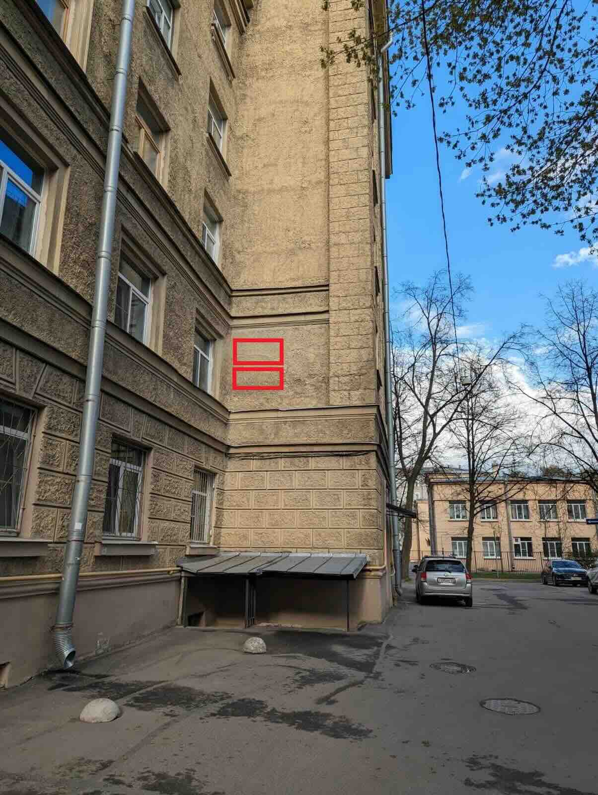 Две позиции на глухой стене двора