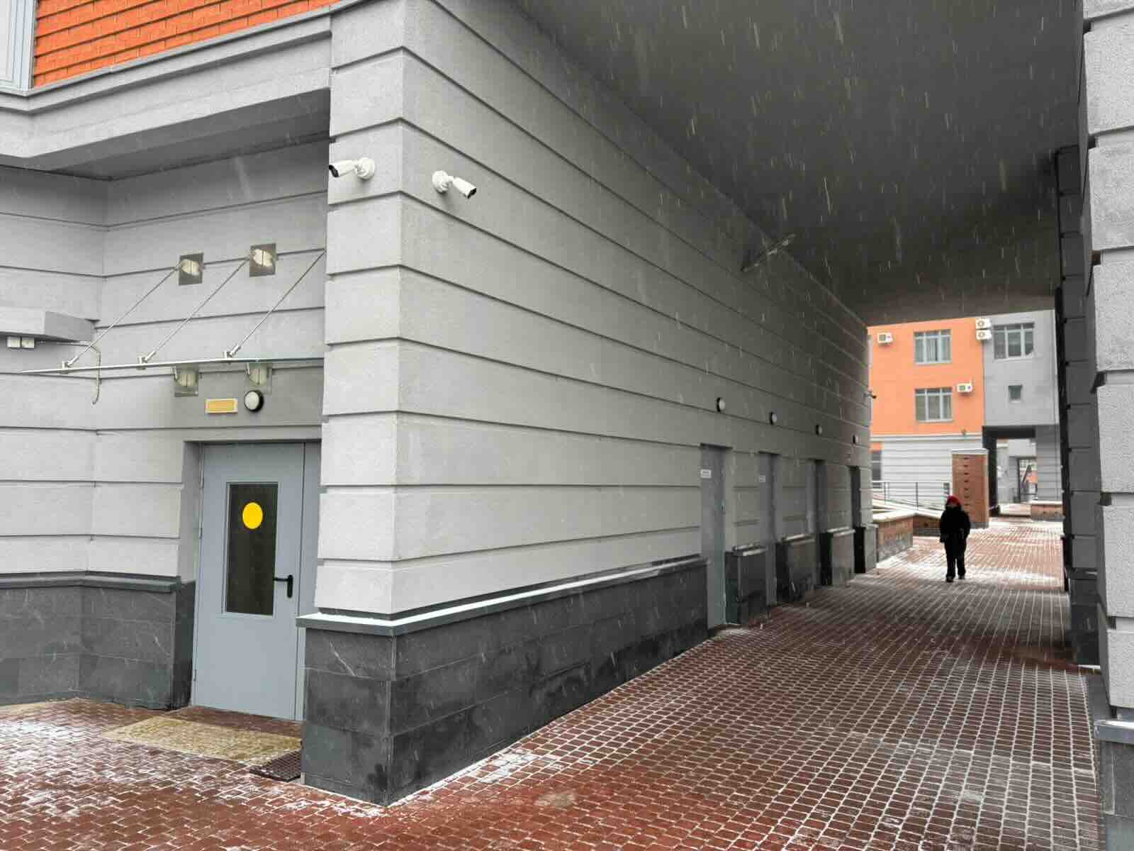 Угол цокольного этажа у входа в проезд
