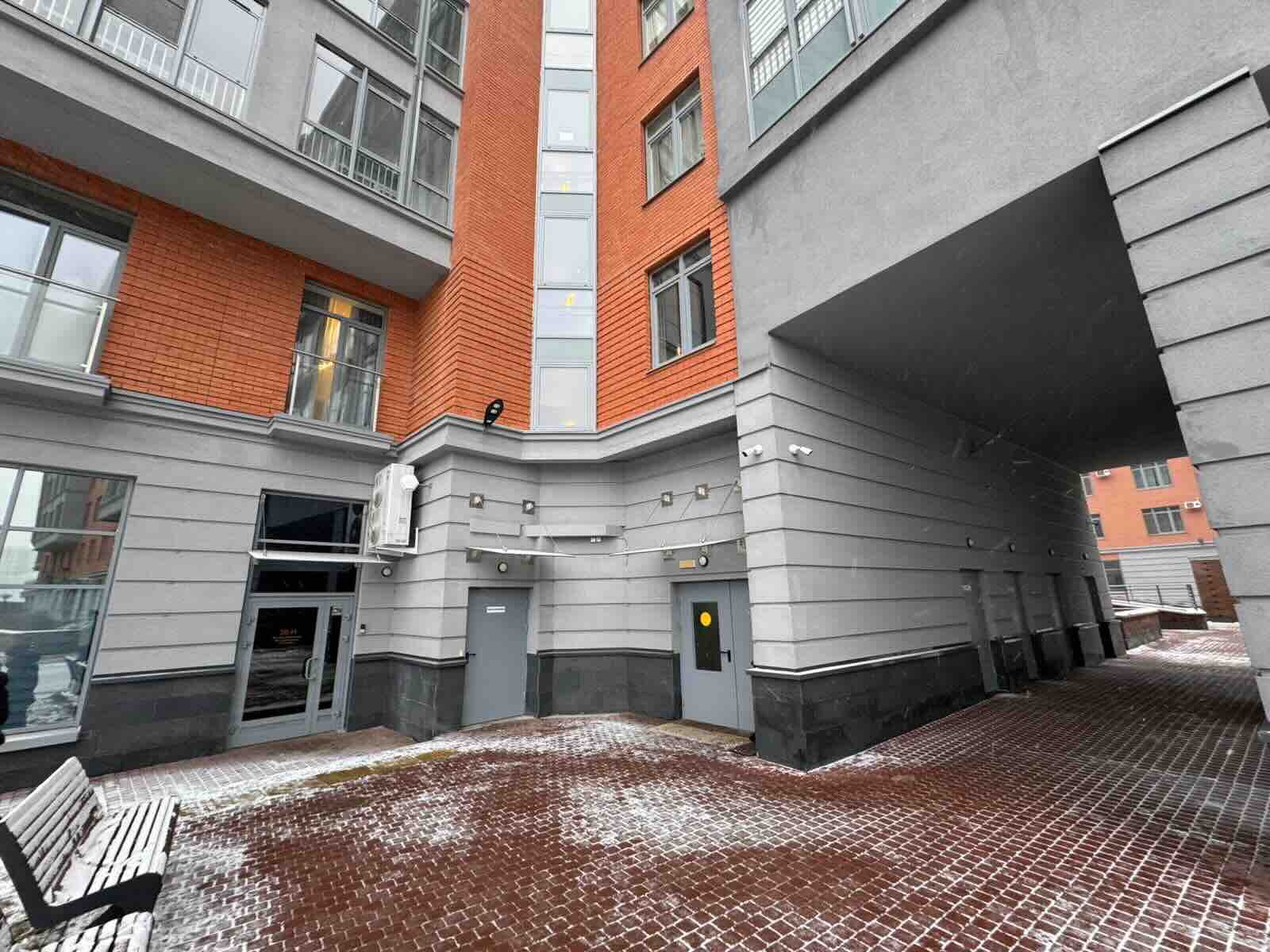 Рабочая зона у сквозного проезда и жилого корпуса