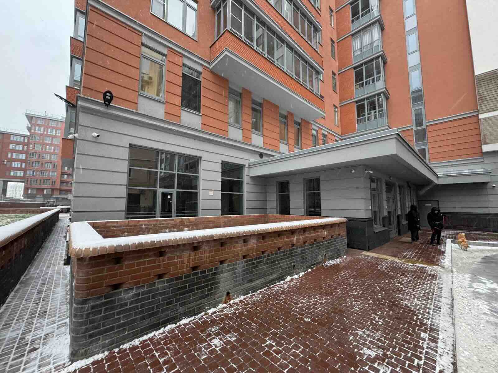 Внутренний двор и низкая кровля помещения