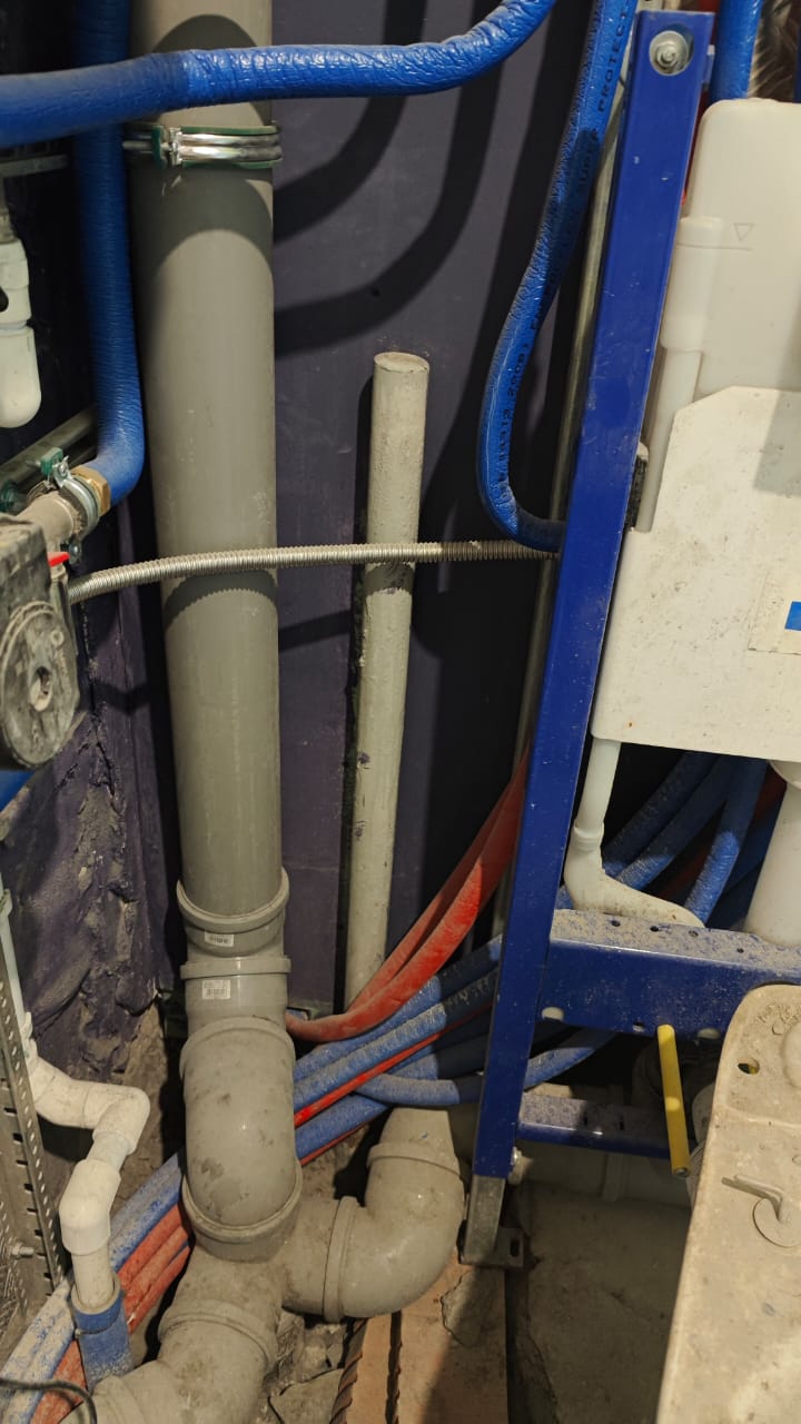 Заваренный газовый отвод рядом с инженерными сетями санузла