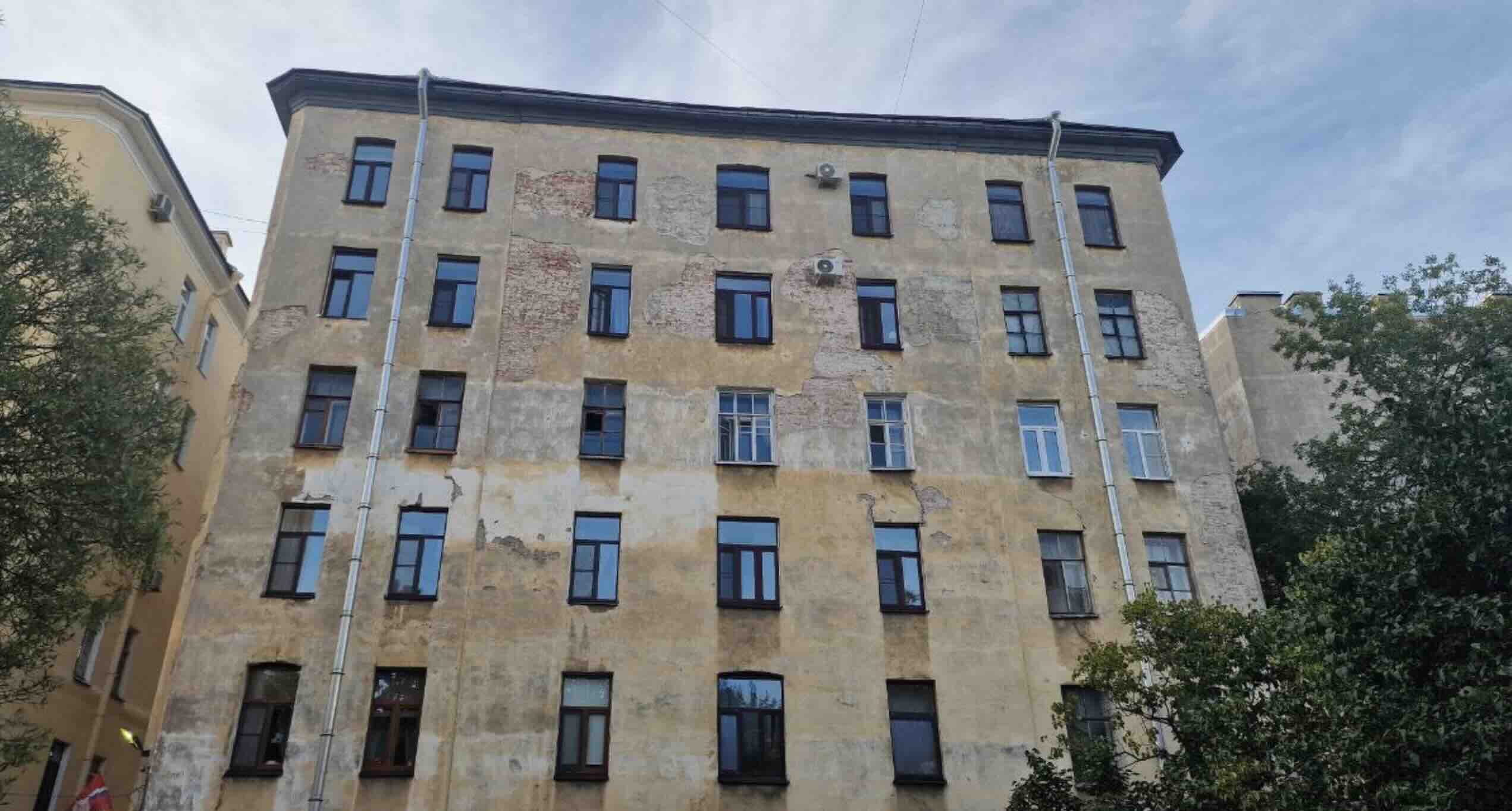 Внутренний корпус дома со стороны двора