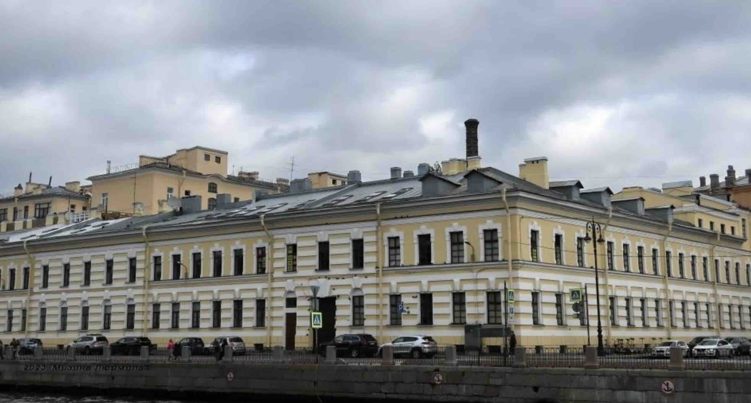 Парадный фасад дома со стороны набережной
