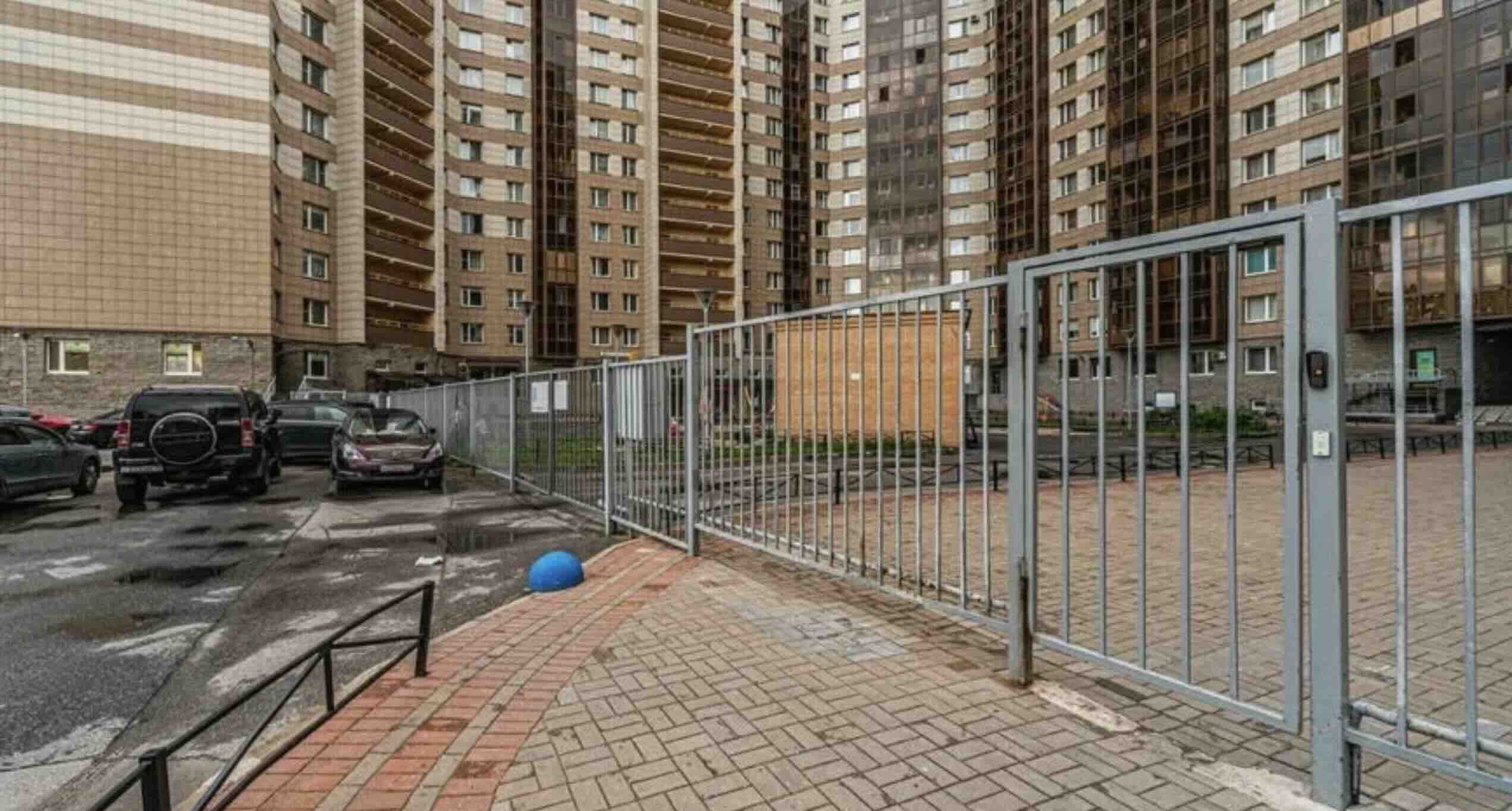 Двор дома на Малой Каштановой аллее