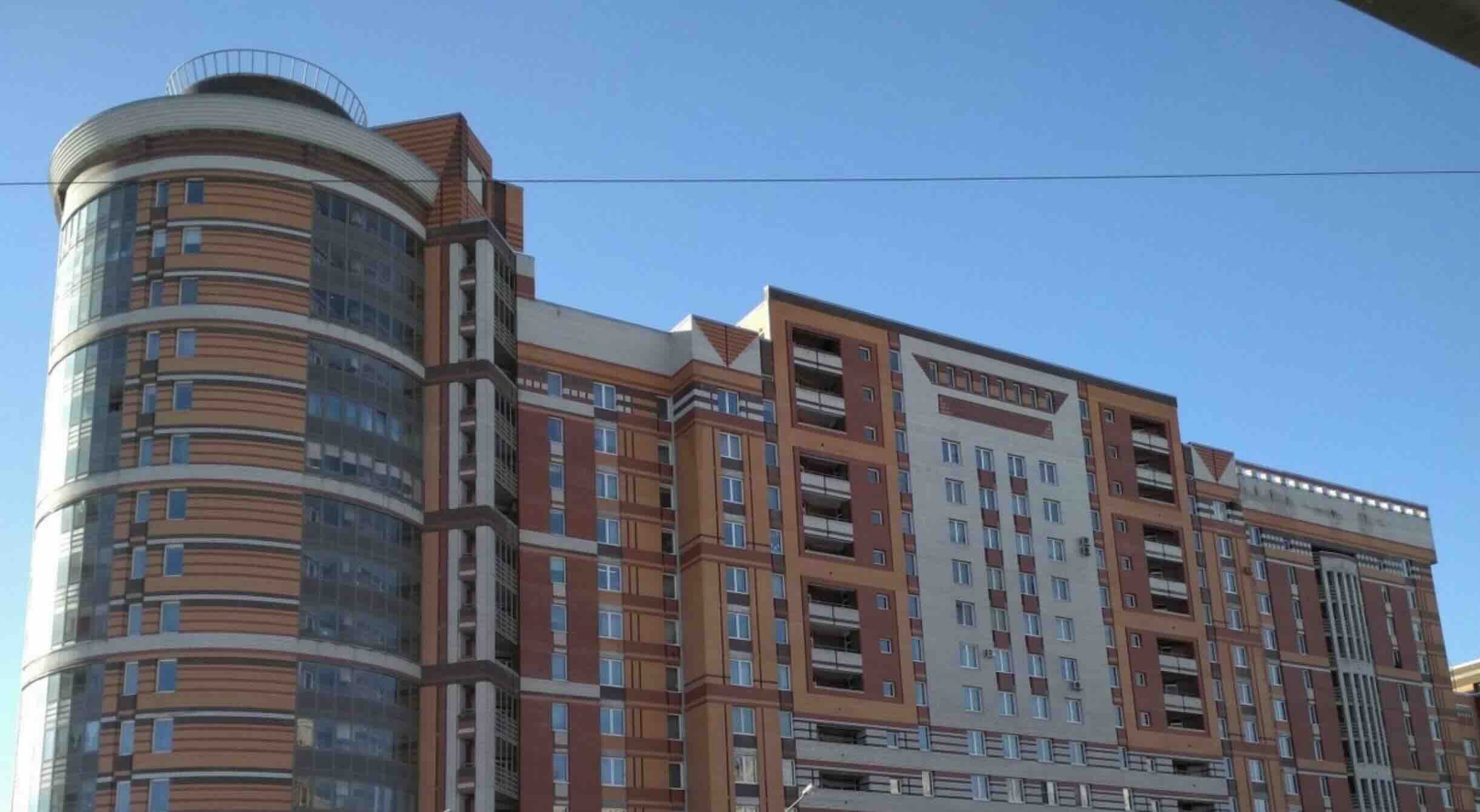 Фасад дома с округлой башней