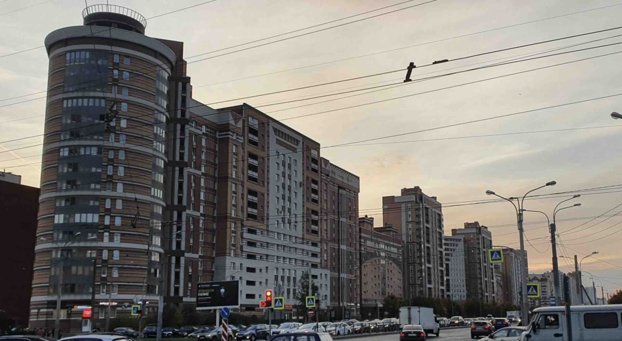 Дом со стороны транспортной развязки