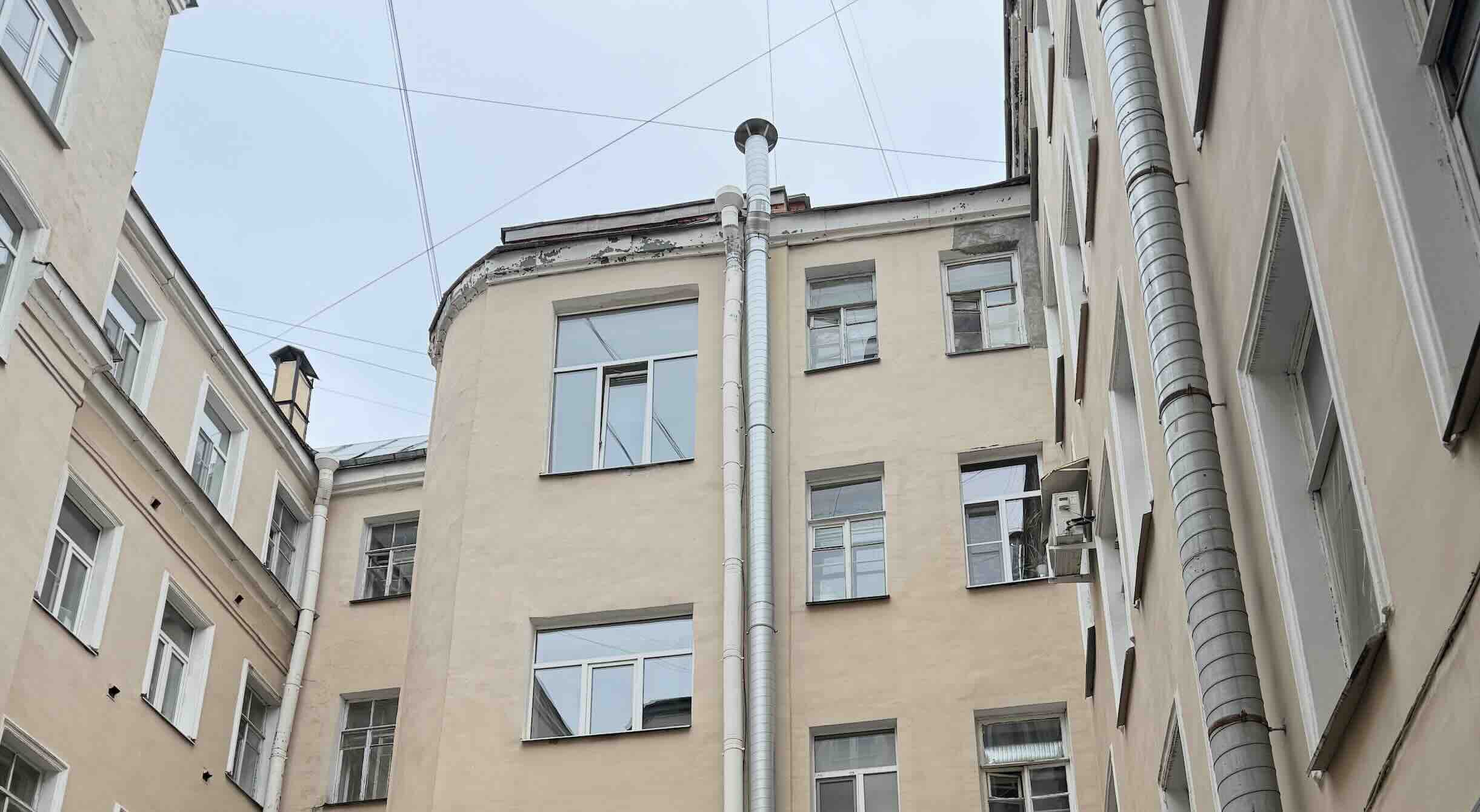 Верхние этажи дворового фасада до размещения блоков