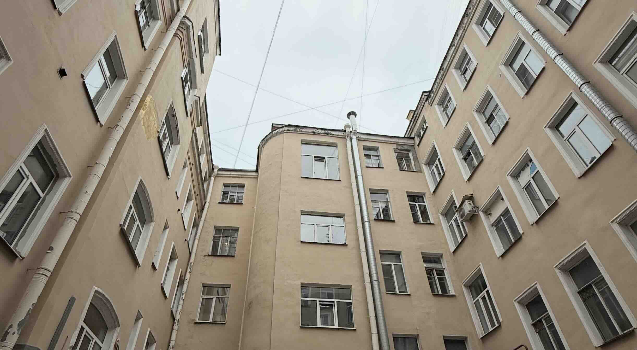 Общий вид замкнутого двора дома 18 по Гатчинской улице