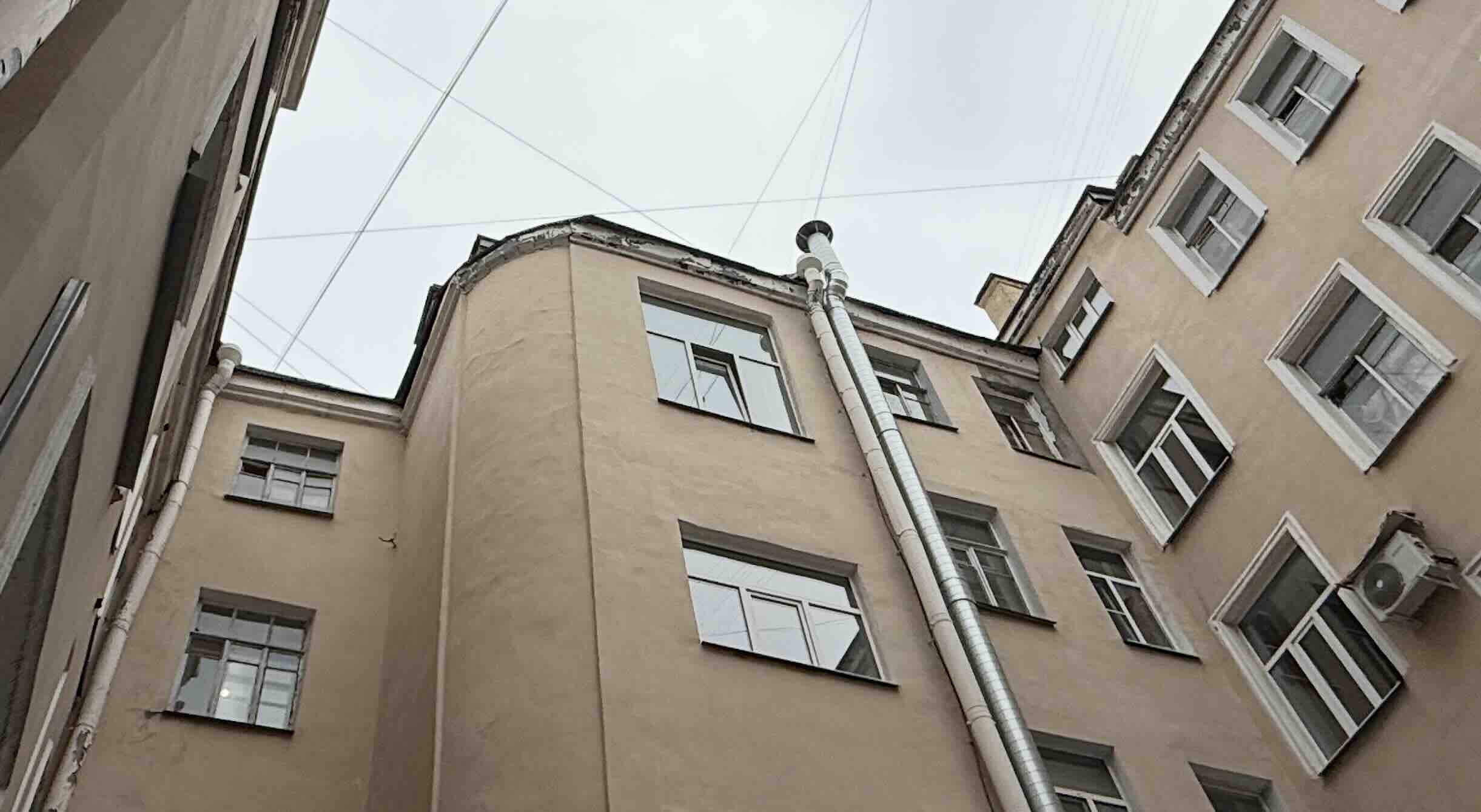 Соседние фасады и верхние этажи двора