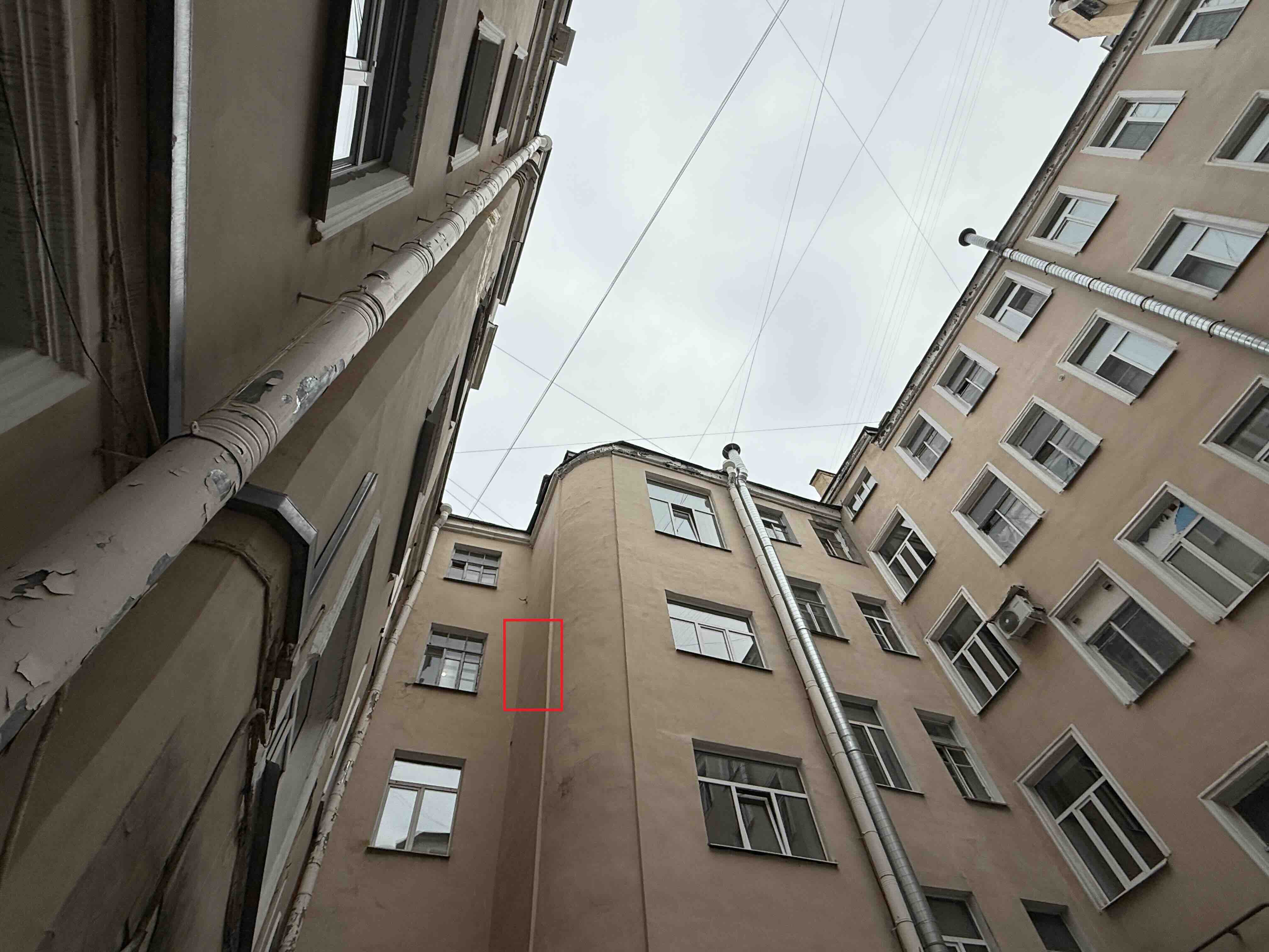 Два кондиционера вертикально на дворовом фасаде четвёртого этажа